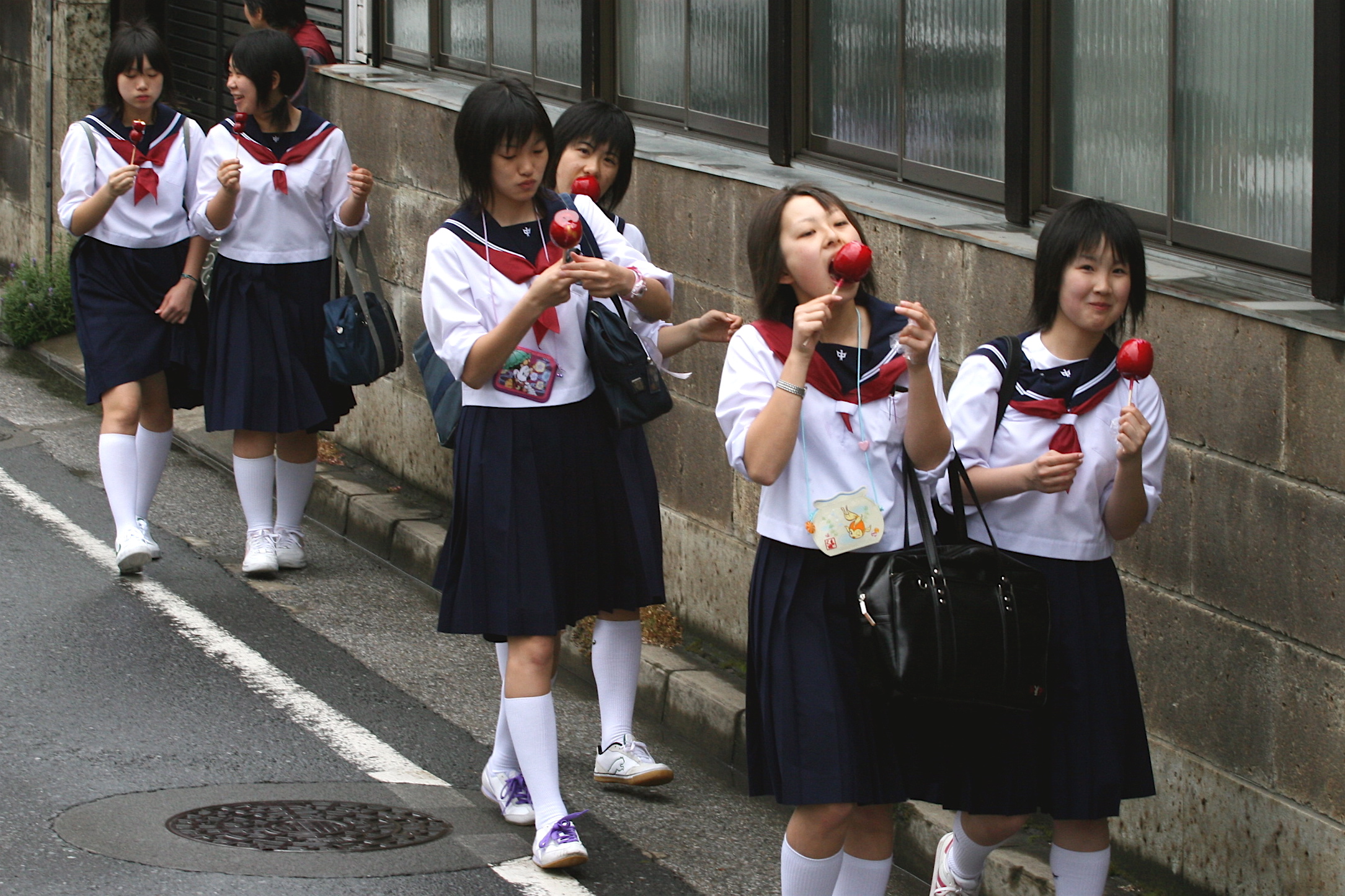 Japanese_schoolgirls_walking_and_eating.jpg