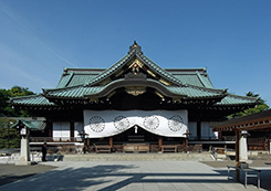 1200px-Yasukuni_Shrine_201005.jpg